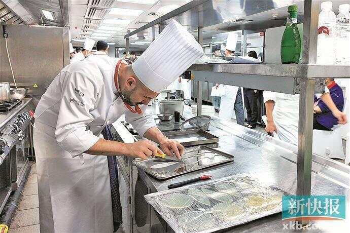 AA, 的灵感来源, 他发现蘸料